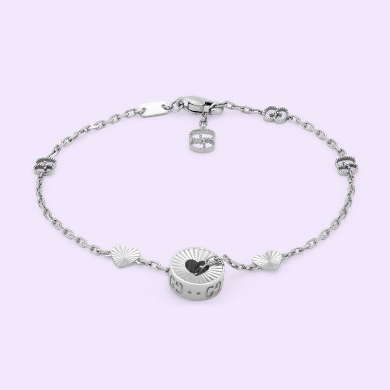 G*u*i bracelets